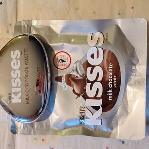 GLAMLITE HERSHEY'S KISSES MILK CHOCOLATE EYESHADOW PALETTE